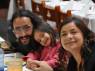 O Douglas, Amelie e Clara durante almoço em Bogotá, na Colômbia